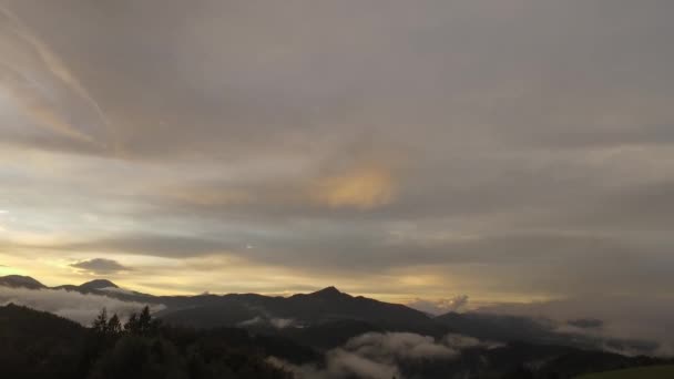 Infinita Puesta Sol Colores Atrevidos Valle Accidentado Nebuloso Montañas Distantes — Vídeo de stock