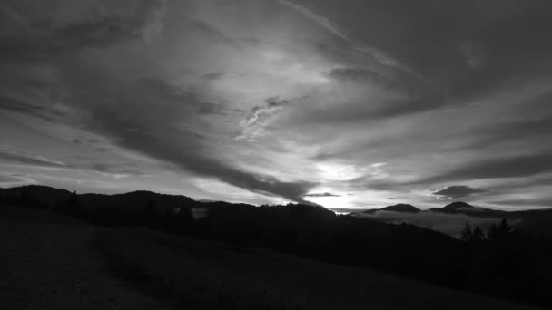 Intensieve Zonsondergang Gedurfde Kleuren Mistige Mistige Vallei Verre Bergen Vrede — Stockvideo