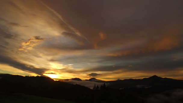 Intensieve Zonsondergang Gedurfde Kleuren Mistige Mistige Vallei Verre Bergen Vrede — Stockvideo