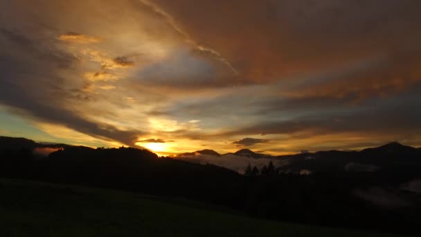 集中的な夕日 大胆な色 霧と霧の谷 遠くの山々 自然の中で平和 上記の壮大な空 一日が終わる まもなく始まる — ストック動画