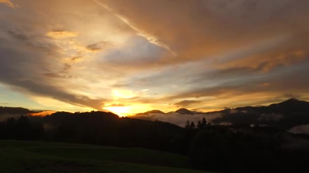 Yoğun Gün Batımı Kalın Renkler Sisli Sisli Vadi Uzak Dağlar — Stok video