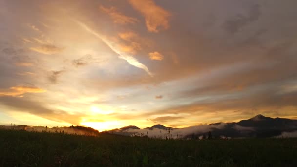 Intenzivní Západ Slunce Výrazné Barvy Mlhavé Mlhavé Údolí Vzdálené Hory — Stock video