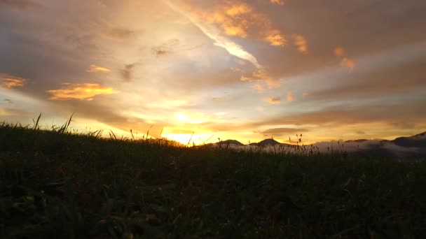 Εντατικό Ηλιοβασίλεμα Έντονα Χρώματα Ομιχλώδης Και Ομιχλώδης Κοιλάδα Μακρινά Βουνά — Αρχείο Βίντεο