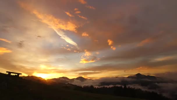 Intensieve Zonsondergang Gedurfde Kleuren Mistige Mistige Vallei Verre Bergen Vrede — Stockvideo