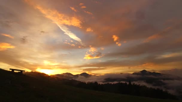 Intensieve Zonsondergang Gedurfde Kleuren Mistige Mistige Vallei Verre Bergen Vrede — Stockvideo