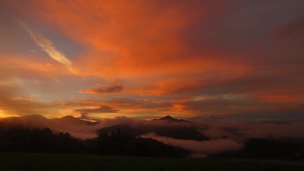 Інтенсивний Захід Сонця Сміливі Кольори Туманна Туманна Долина Далекі Гори — стокове відео