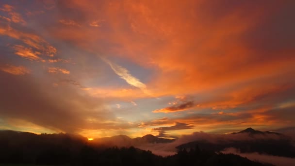 Infinita Puesta Sol Colores Atrevidos Valle Accidentado Nebuloso Montañas Distantes — Vídeo de stock