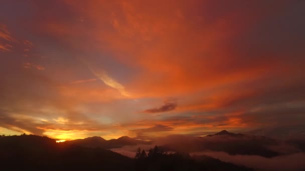Intenzivní Západ Slunce Výrazné Barvy Mlhavé Mlhavé Údolí Vzdálené Hory — Stock video