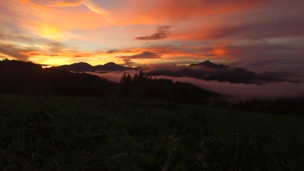 Intensieve Zonsondergang Gedurfde Kleuren Mistige Mistige Vallei Verre Bergen Vrede — Stockvideo