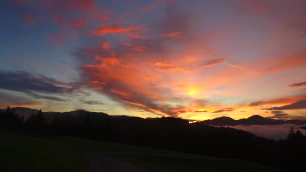 Intensieve Zonsondergang Gedurfde Kleuren Mistige Mistige Vallei Verre Bergen Vrede — Stockvideo