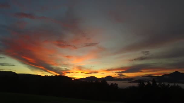 Intensieve Zonsondergang Gedurfde Kleuren Mistige Mistige Vallei Verre Bergen Vrede — Stockvideo