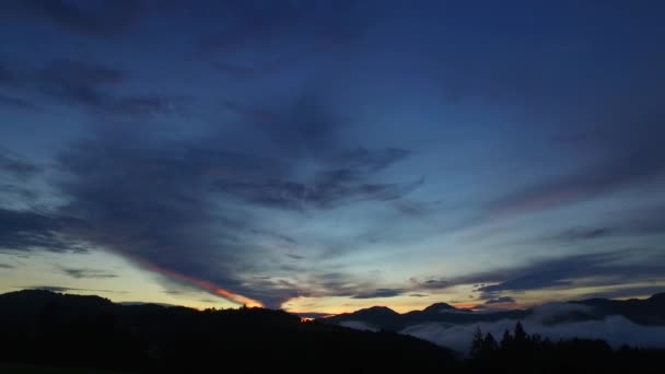 Infinita Puesta Sol Colores Atrevidos Valle Accidentado Nebuloso Montañas Distantes — Vídeo de stock