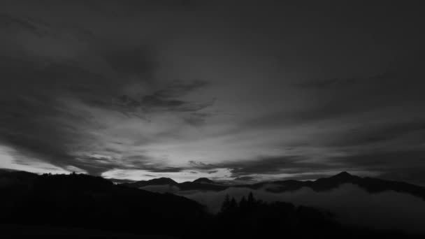 夕阳西下 色彩艳丽 雾蒙蒙的山谷 遥远的群山 宁静的大自然 壮丽的天空 一天结束了新的就要开始了 — 图库视频影像