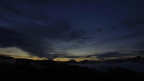 集中的な夕日 大胆な色 霧と霧の谷 遠くの山々 自然の中で平和 上記の壮大な空 一日が終わる まもなく始まる — ストック動画