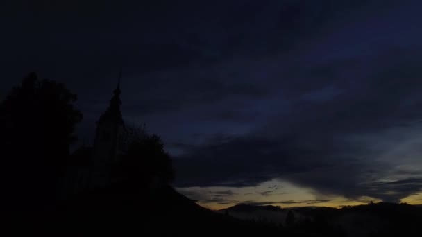 Intensieve Zonsondergang Gedurfde Kleuren Mistige Mistige Vallei Verre Bergen Vrede — Stockvideo