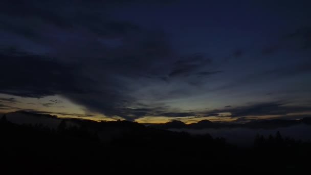 Infinita Puesta Sol Colores Atrevidos Valle Accidentado Nebuloso Montañas Distantes — Vídeo de stock