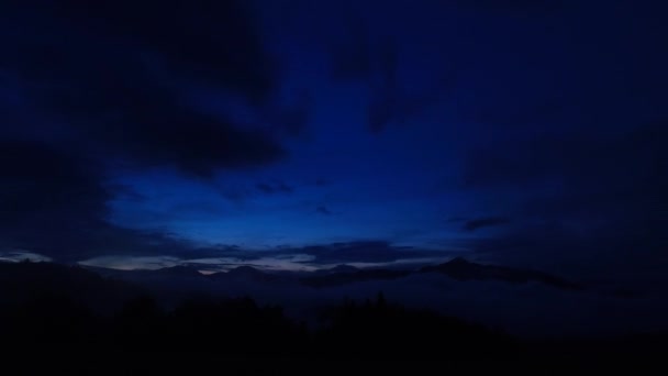 夕阳西下 色彩艳丽 雾蒙蒙的山谷 遥远的群山 宁静的大自然 壮丽的天空 一天结束了新的就要开始了 — 图库视频影像