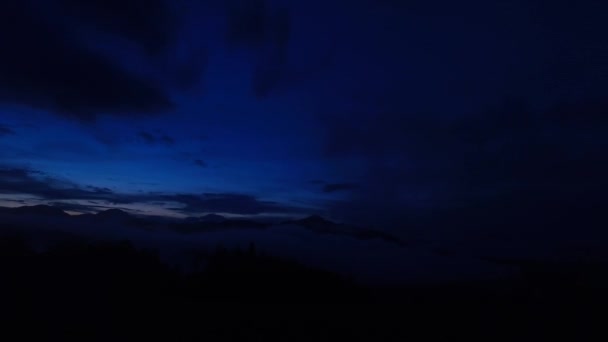 Intensiver Sonnenuntergang Kräftige Farben Nebliges Und Nebliges Tal Ferne Berge — Stockvideo