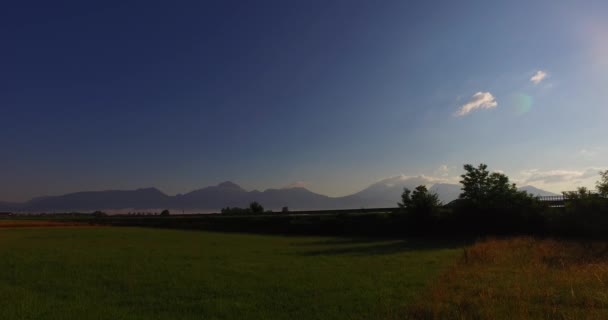 Coucher Soleil Intense Couleurs Vives Vallée Brumeuse Brumeuse Montagnes Lointaines — Video