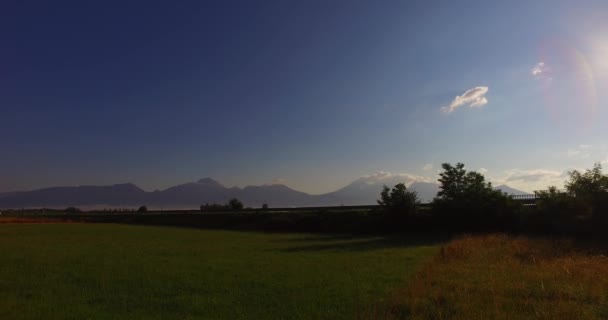 Intensiver Sonnenuntergang Kräftige Farben Nebliges Und Nebliges Tal Ferne Berge — Stockvideo