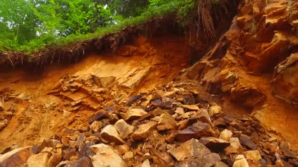 Большие Обломки Камни Лесу — стоковое видео