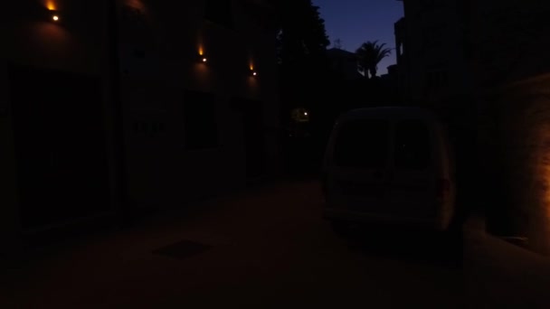 Seguindo Rua Pequenas Luzes Escuridão Total — Vídeo de Stock