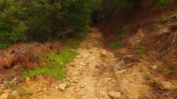 Keskin Kayalarla Tehlikeli Bir Yolda Yürüyorum — Stok video