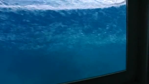 Wirkung Von Blasen Unter Meerwasser Glasboot — Stockvideo