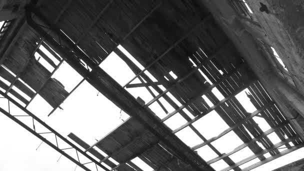 Sehr Gefährliches Dach Auf Altem Gebäude — Stockvideo