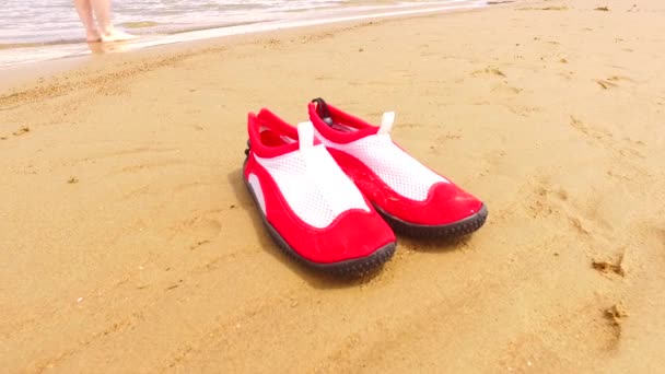 Red Shoes Sea Shore — Vídeos de Stock