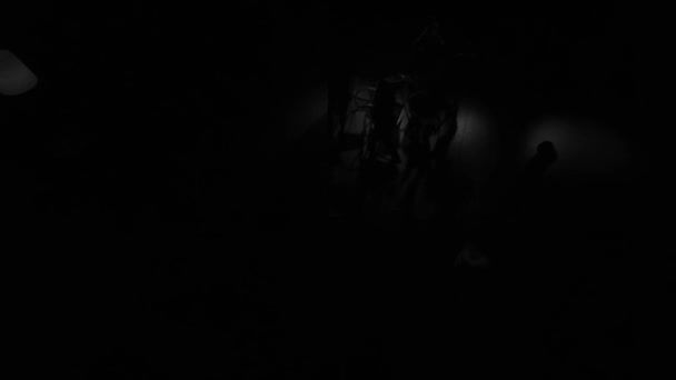 Gente Una Calle Oscura Por Noche — Vídeo de stock