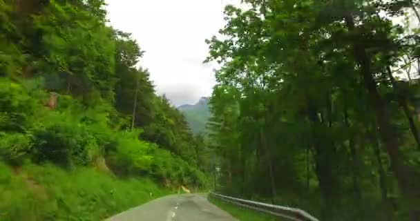 Çatı Manzarası Araba Yüksek Hızda Bir Dağ Yolunda Ilerliyor — Stok video