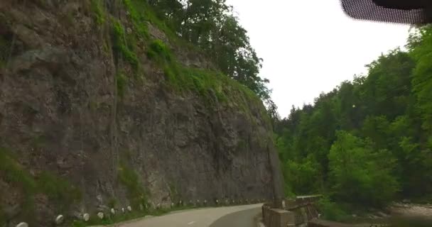 Vista Telhado Carro Que Corre Uma Estrada Montanha Ritmo Alto — Vídeo de Stock
