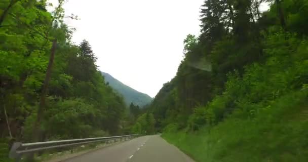 Στην Ταράτσα Αυτοκίνητο Τρέχει Ένα Ορεινό Δρόμο Στο Υψηλό Ρυθμό — Αρχείο Βίντεο