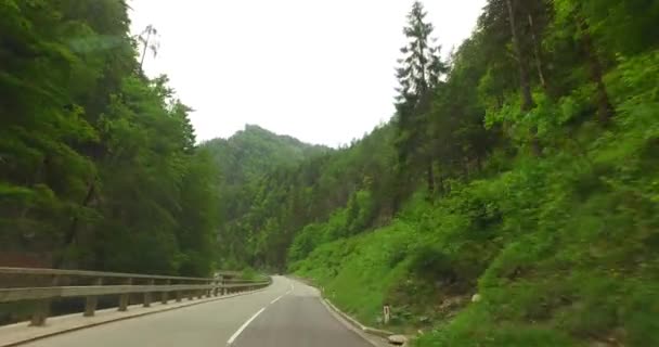 Dakzicht Auto Rijdt Een Bergweg Het Hoge Tempo — Stockvideo