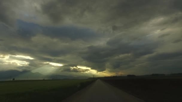 Observando Día Oscuro Tormentoso Nublado Desde Coche — Vídeo de stock