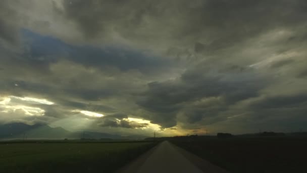 Observando Día Oscuro Tormentoso Nublado Desde Coche — Vídeos de Stock