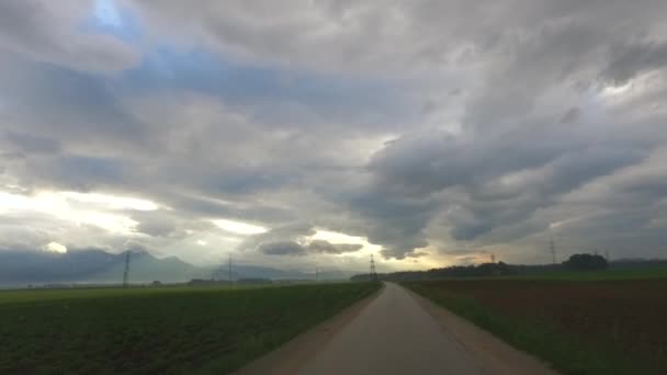 Bir Arabadan Karanlık Fırtınalı Bulutlu Bir Günü Gözlemlemek — Stok video