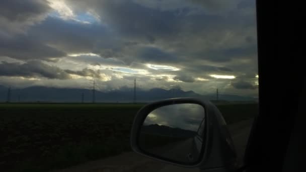 車から暗く 曇りの日を観察する — ストック動画