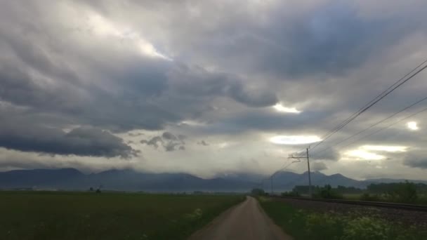 Наблюдая Темный Штормовой Облачный День Машины — стоковое видео