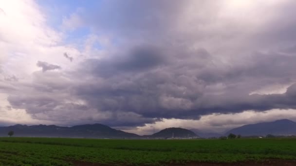 Наблюдая Темный Штормовой Облачный День Машины — стоковое видео