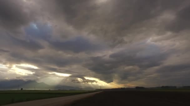 Osservando Buio Tempestoso Giorno Nuvoloso Una Macchina — Video Stock