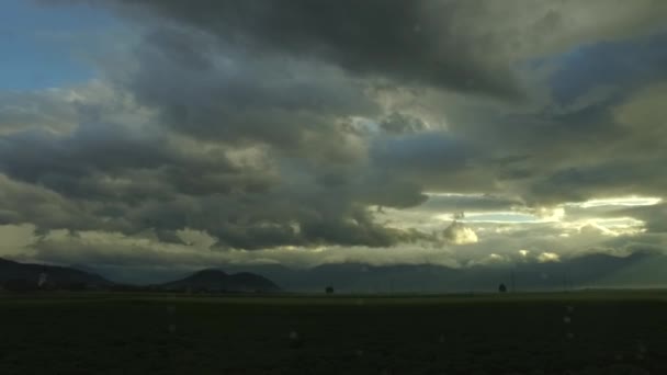 Osservando Buio Tempestoso Giorno Nuvoloso Una Macchina — Video Stock