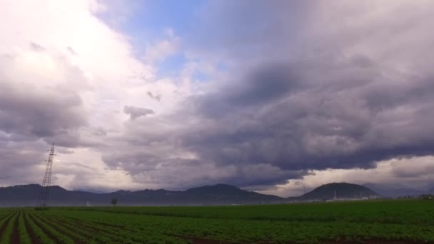 Zonsondergang Met Wolken Kleine Heuvels Grotere Bergen Ver Weg — Stockvideo