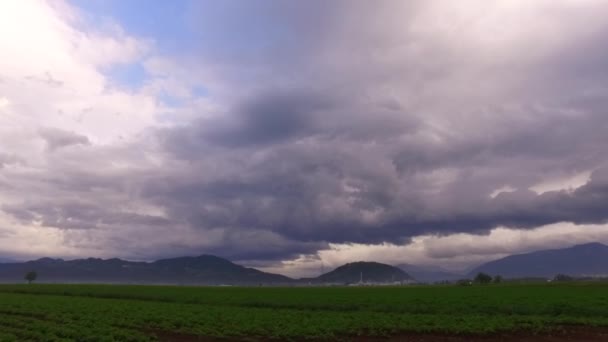 Por Sol Com Nuvens Sobre Pequenas Colinas Montanhas Maiores Longe — Vídeo de Stock