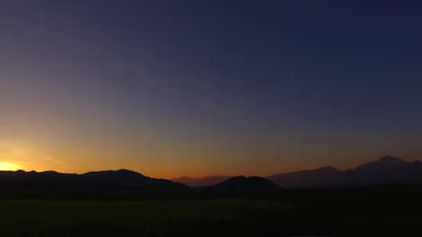 Sonnenuntergang Mit Wolken Über Kleinen Hügeln Und Größeren Bergen Weit — Stockvideo