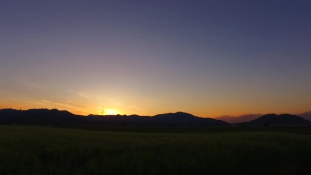 Por Sol Com Nuvens Sobre Pequenas Colinas Montanhas Maiores Longe — Vídeo de Stock