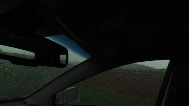 Het Observeren Van Regenachtige Natuur Vanuit Een Auto Depressief Weer — Stockvideo