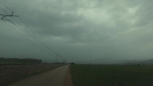 Het Observeren Van Regenachtige Natuur Vanuit Een Auto Depressief Weer — Stockvideo