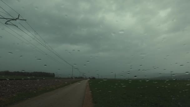 从车里观察雨天的性质 阴郁的天气 — 图库视频影像